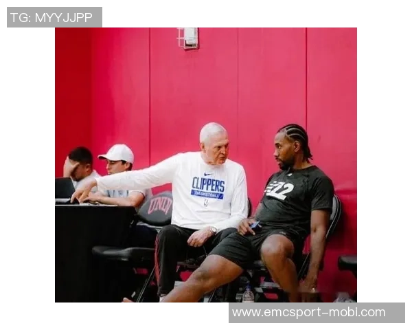 开拓者主场迎战湖人球员赛前时尚穿搭引关注小杨夹克搭配粉色小书包